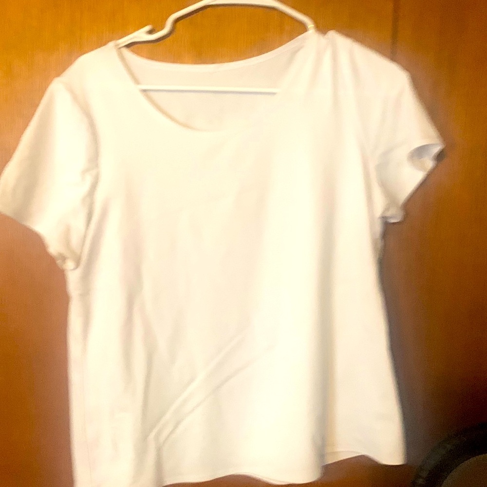 Pretty white top no tags fits like a medium